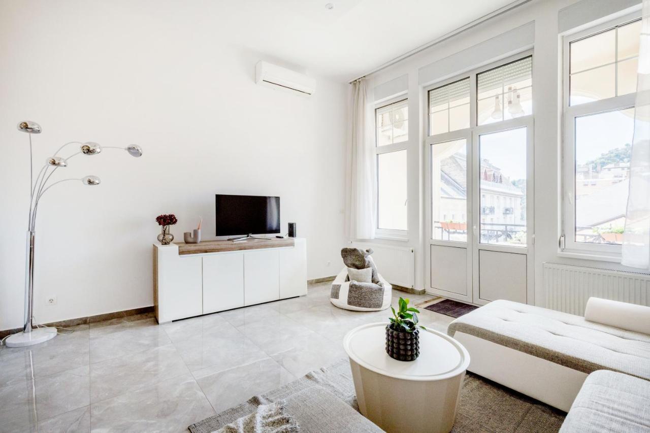 Skyline Serenity Retreat @Vaci Most Famous Street Apartment Budapest Luaran gambar