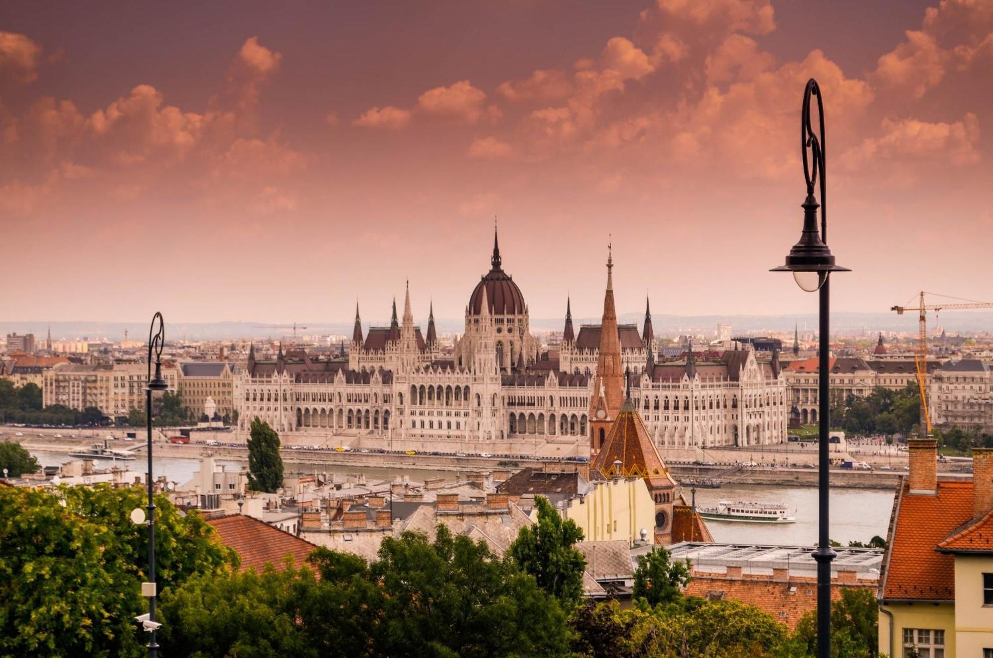 Skyline Serenity Retreat @Vaci Most Famous Street Apartment Budapest Luaran gambar